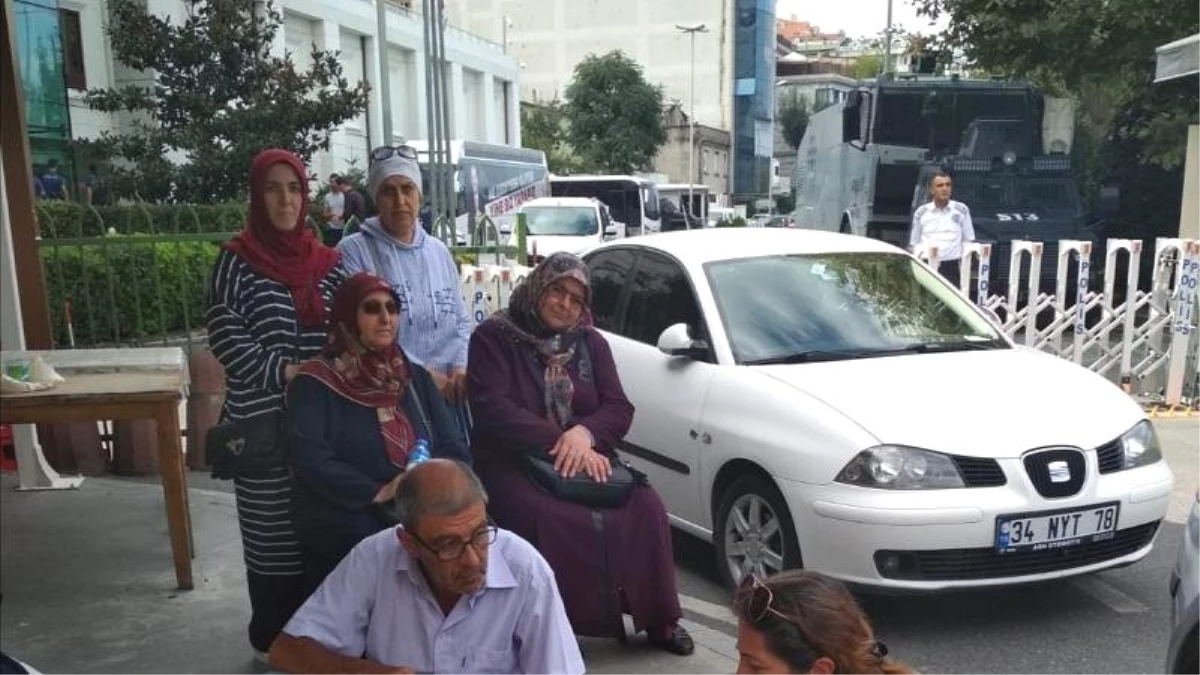 Tutuklu askeri öğrencilerin anneleri AK Parti İstanbul binası önünde oturma eylemi başlattı