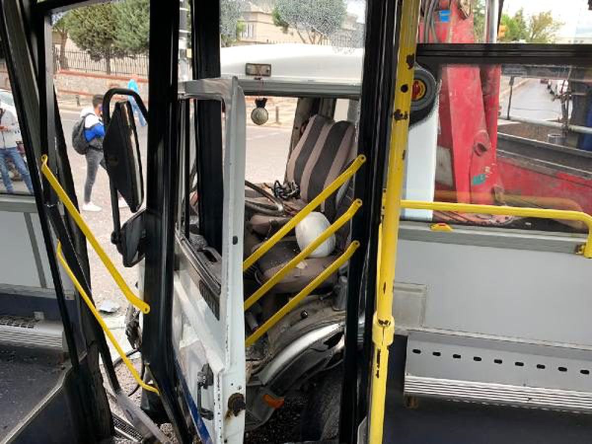 Ümraniye\'de kamyon otobüse çarptı: 9 yaralı (1)