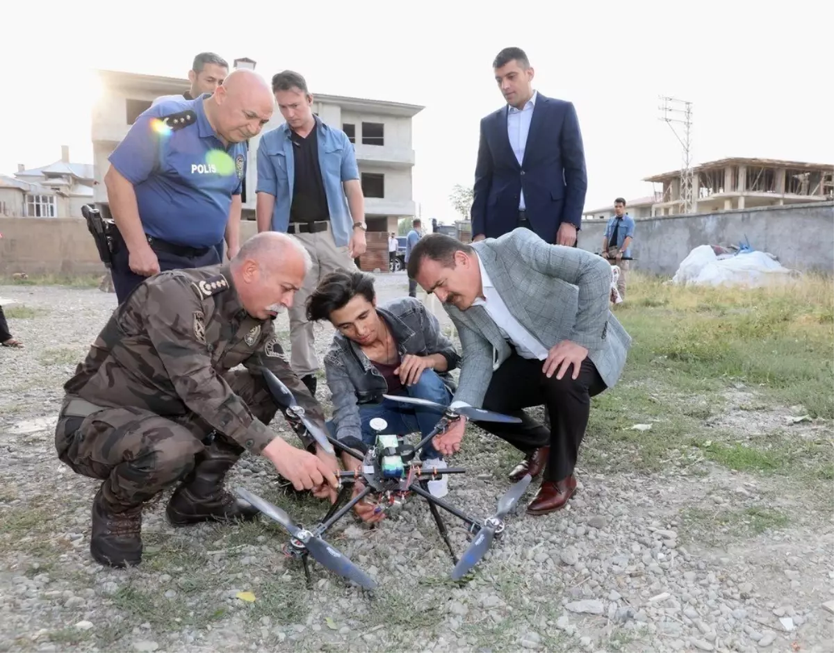 Vali Akbıyı, hurda malzemelerden drone yapan genci ziyaret etti