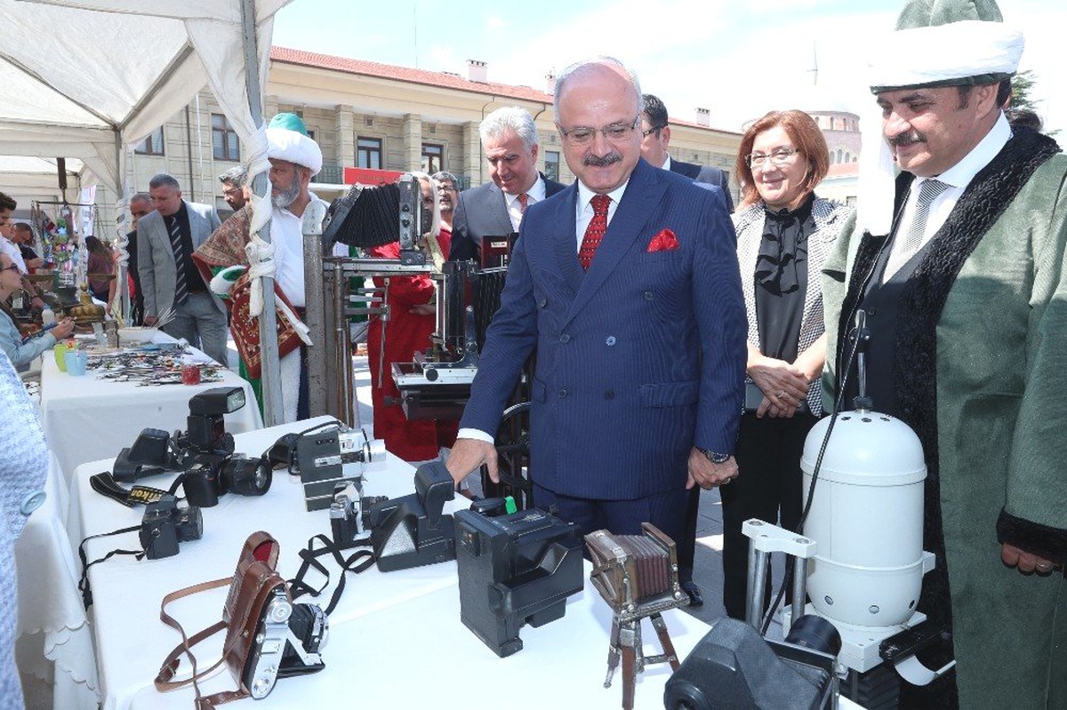 Vali Çakacak, kaybolmaya yüz tutmuş mesleklerin stantlarını gezdi