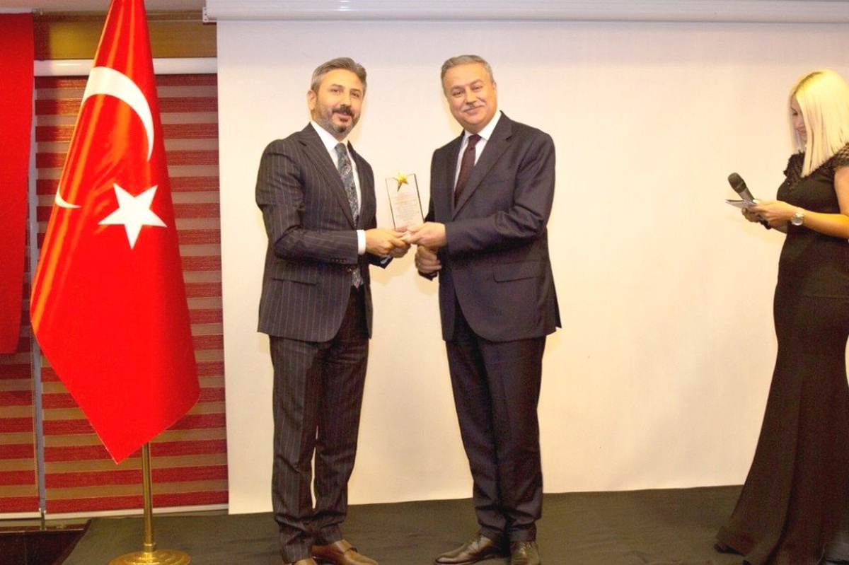 Vali Su\'ya, Gümüş Kariyer Ödülleri \'Bürokrat\' kategorisinde ödüle layık görüldü