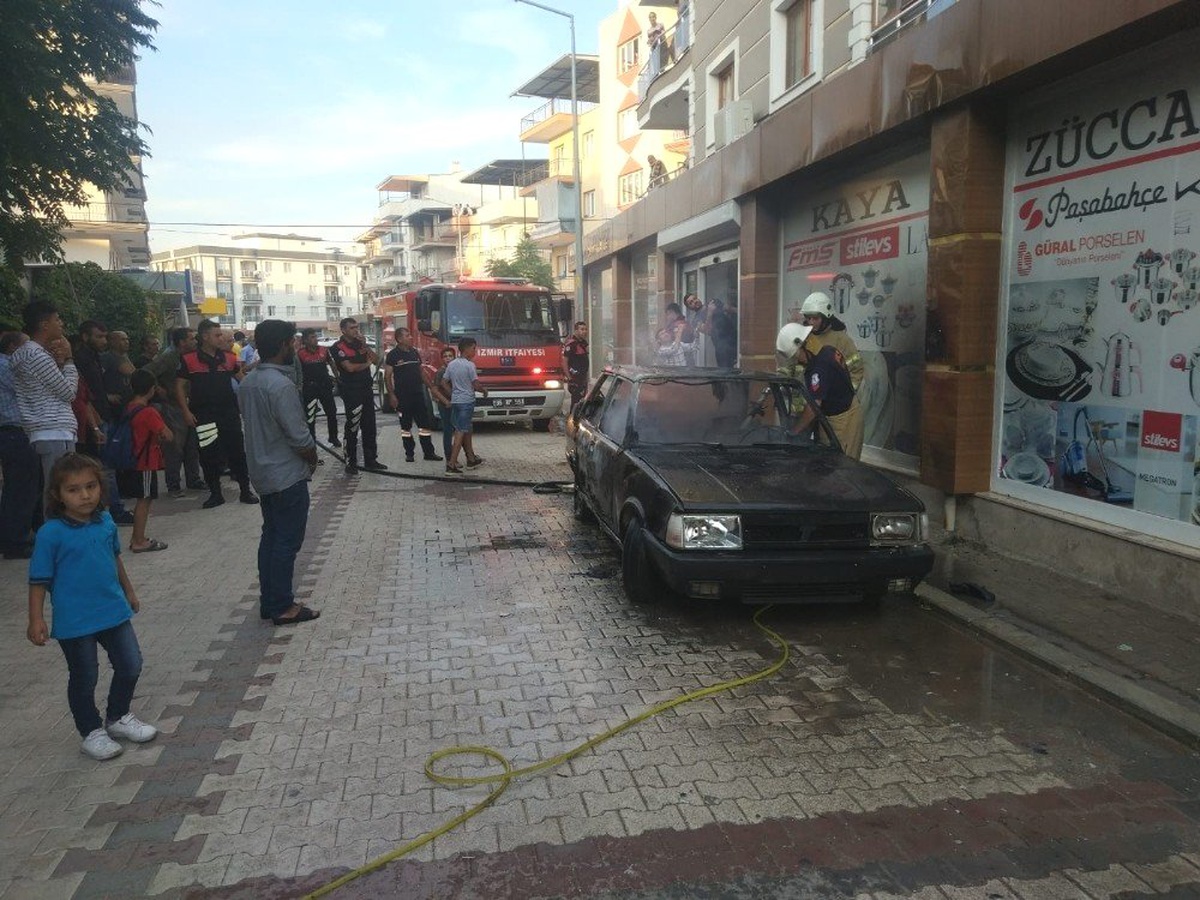 Yanan otomobili itfaiye gelene kadar hortumla söndürdü