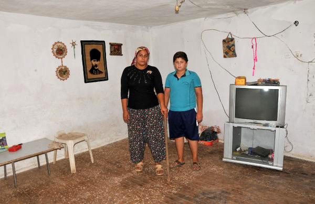 Yılanların evine yuva yaptığı anne, korkudan 3 çocuğuyla dışarıda yaşıyor