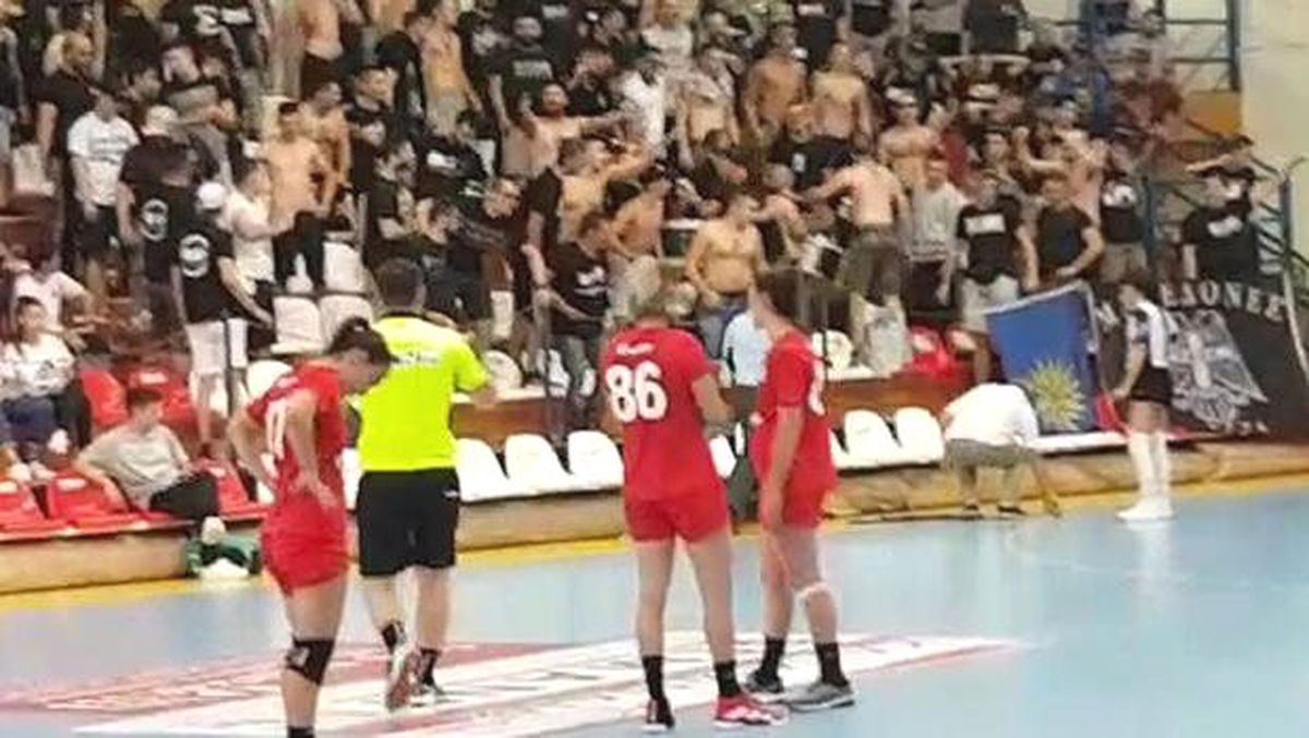 Yunanistan\'da büyük terbiyesizlik! Türk bayrağına izin vermediler, sporculara tükürdüler...
