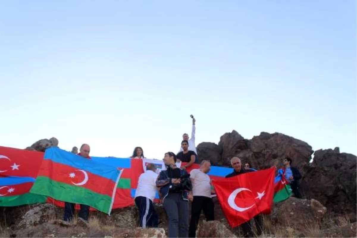 2 bin 560 metrede, türk ve azerbaycan bayrağı açtılar
