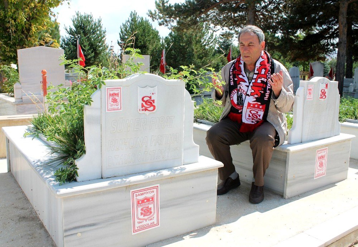 52 yıl önce maçta ölen Sivasspor taraftarlarını tek başına andı