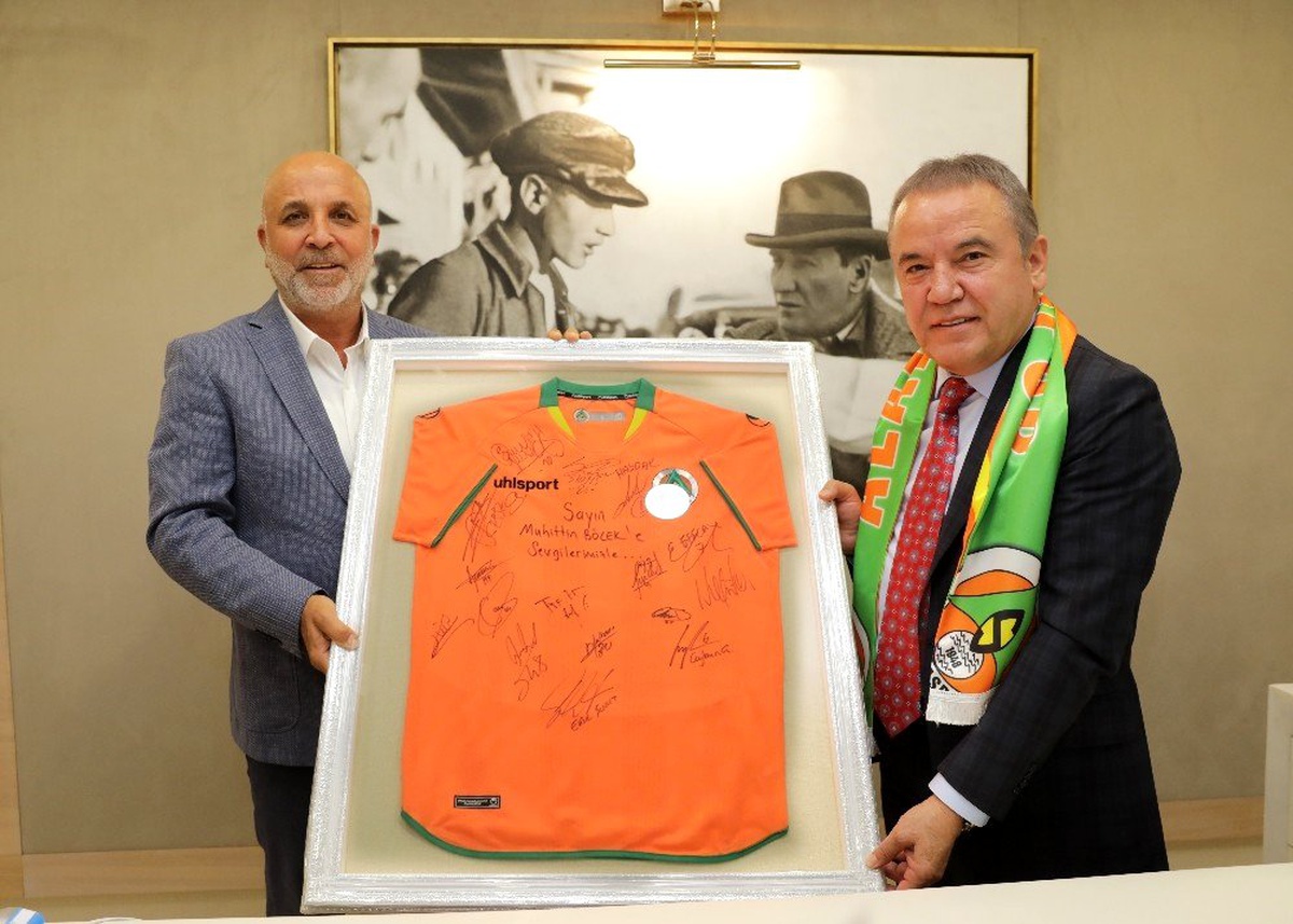 Alanyaspor Yönetimi Başkan Böcek\'i ziyaret etti