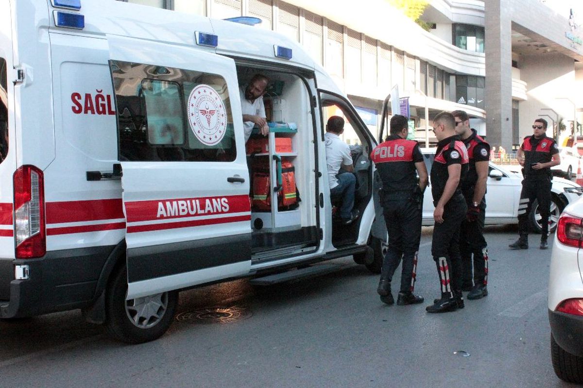 Ataşehir\'de kaza: 1 polis yaralı