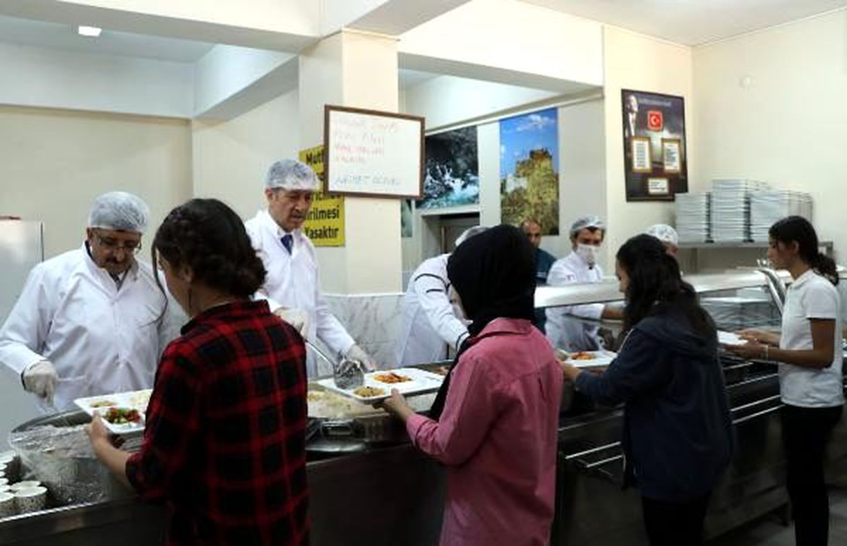 Bakan selçuk, pilot il seçilen van\'da öğrencilere yemek dağıttı
