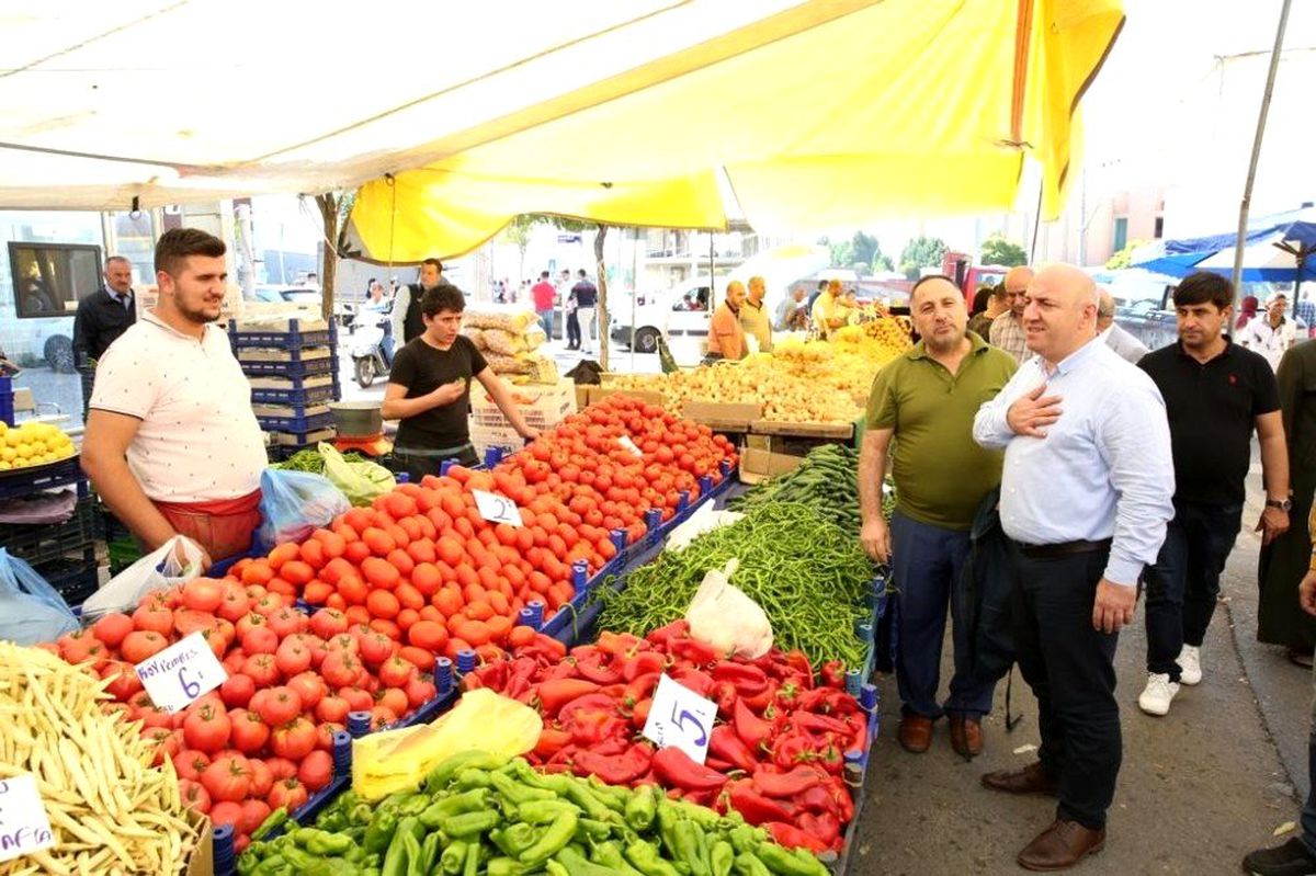 Başkan Bıyık, pazarda vatandaşlarla buluştu