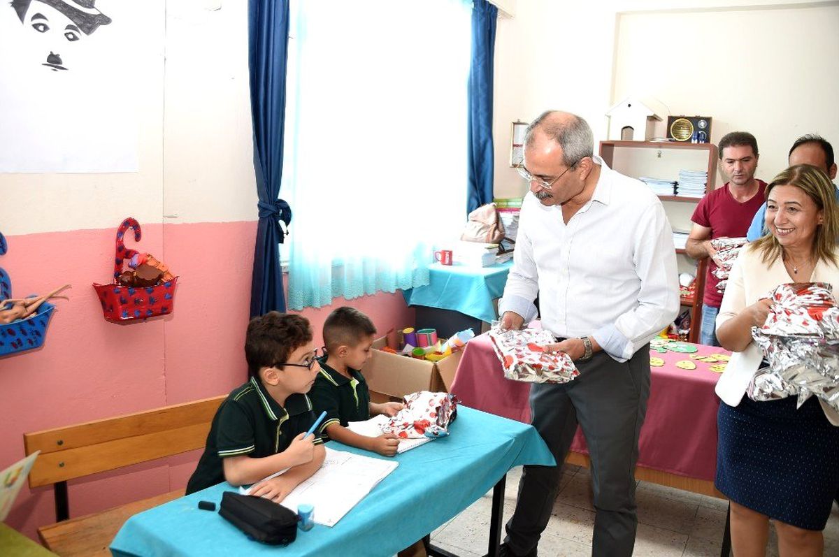 Başkan Bozdoğan, minik öğrencilere hediye dağıttı
