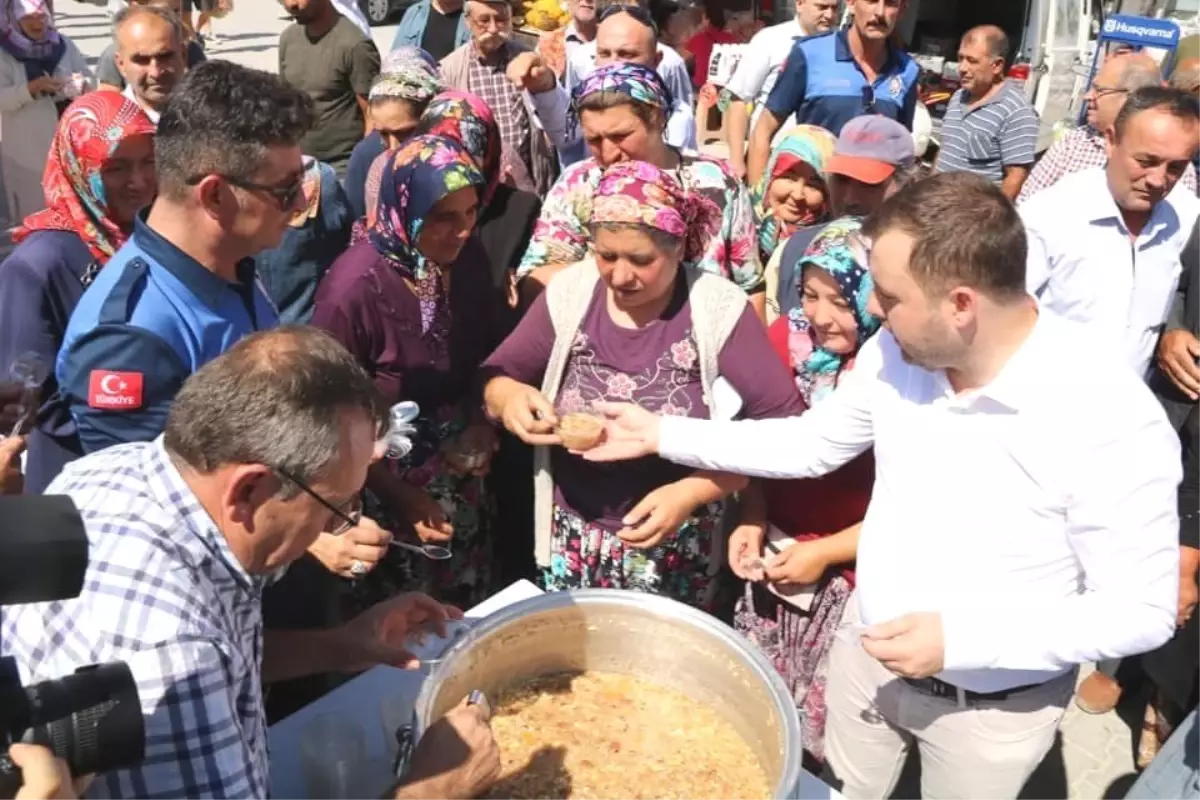 Başkan Yüksel aşure dağıttı