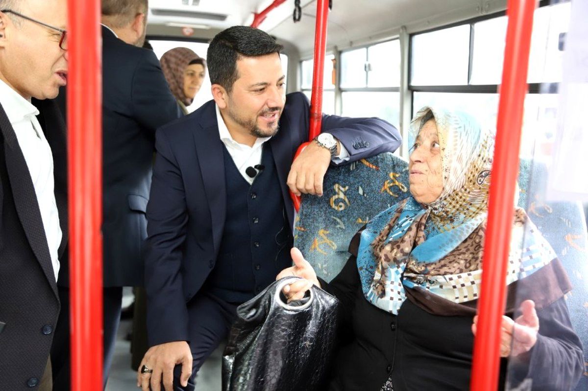 Belediye başkanı makamına halk otobüsü ile gitti
