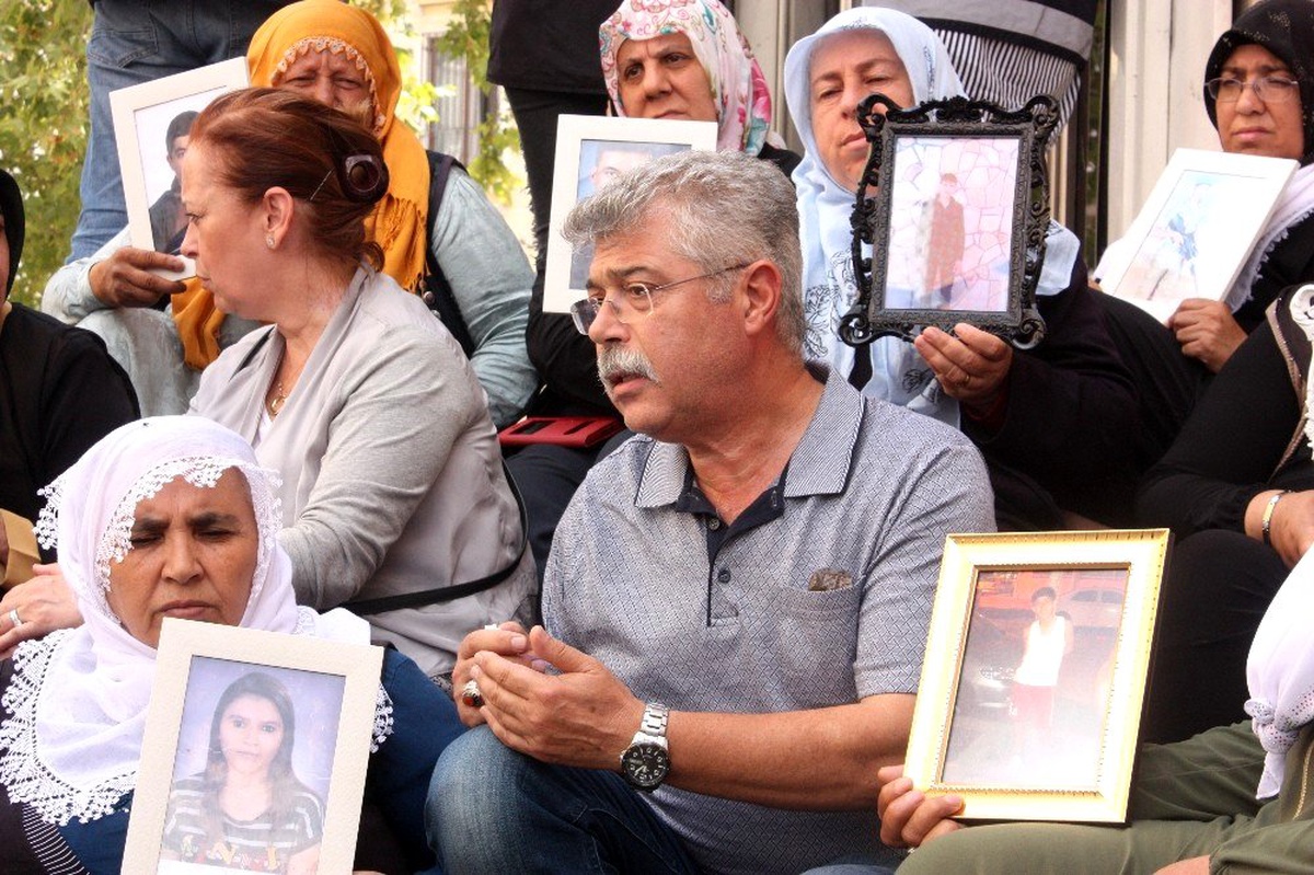 Bombalı saldırıda oğlunu kaybetmişti, HDP önünde eylem yapan ailelere destek ziyaretinde bulundu