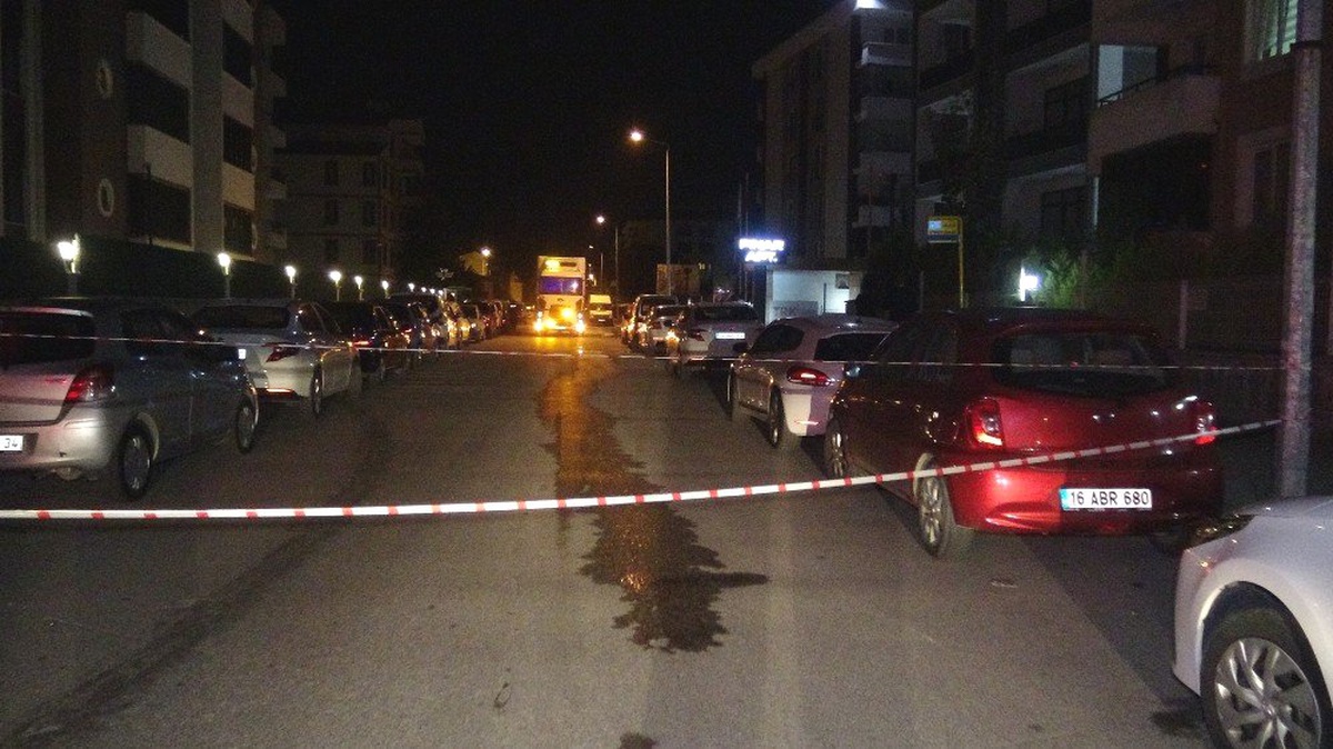 Bursa\'da sızıntı mahalleyi sokağa döktü. AFAD ve polis alarma geçti