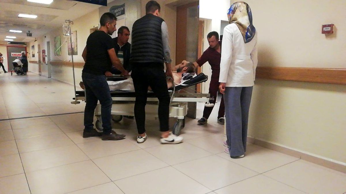 Ceviz toplarken düşen adam ölümden döndü