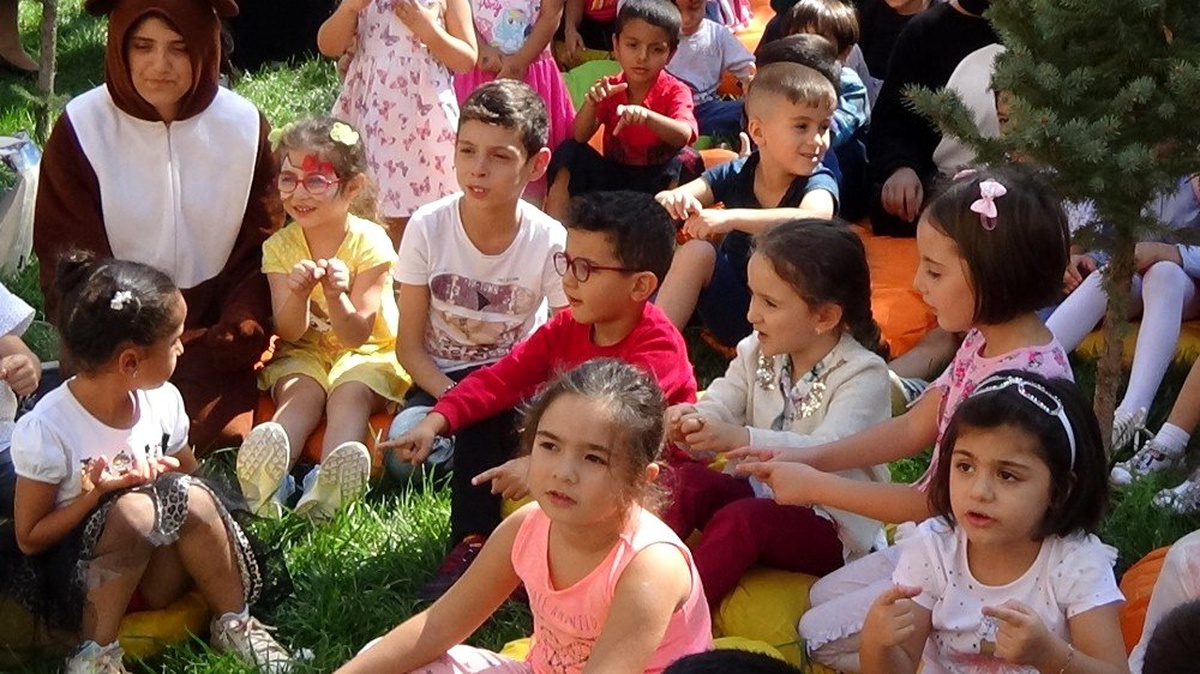 Çocuklar "Muş Masal Günleri" ile eğleniyor
