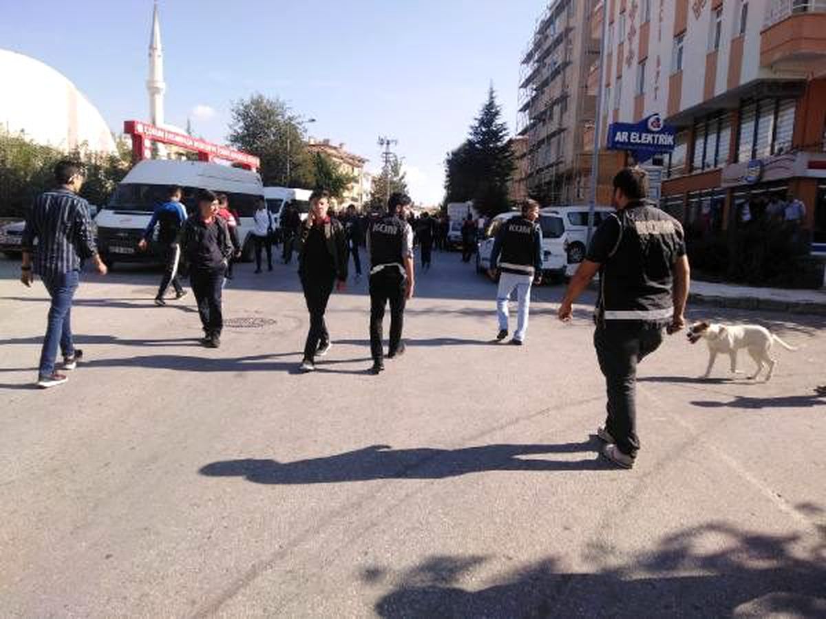 Çorum\'da okul önlerindeki denetimde aranan 5 kişi yakalandı