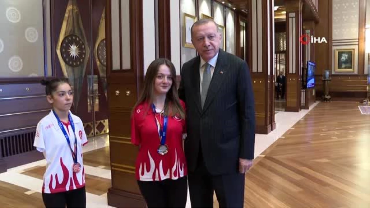 Cumhurbaşkanı Erdoğan, milli sporcular Sümeyye Boyacı ve Sevilay Öztürk\'ü kabul etti