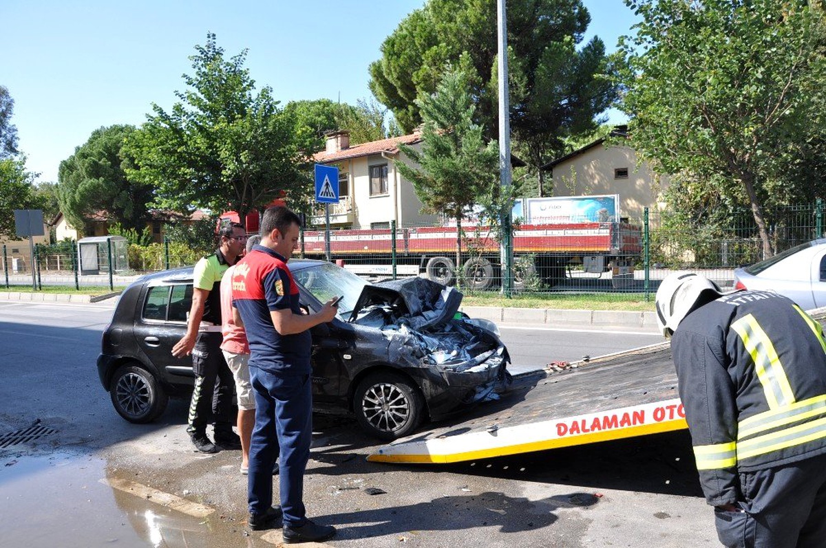 Direksiyonu kilitlenen otomobil park halindeki araca çarptı