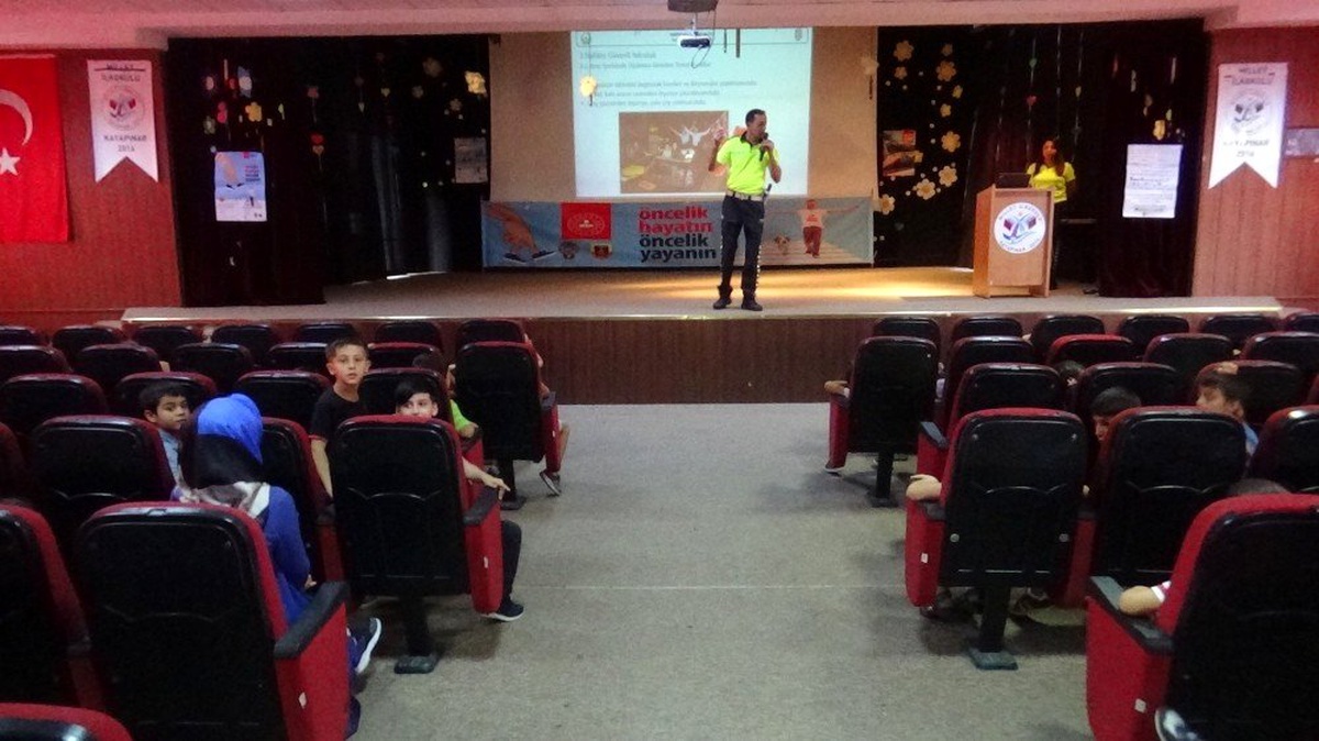 Diyarbakır\'da gönüllü okul geçit görevlilerine teorik eğitim
