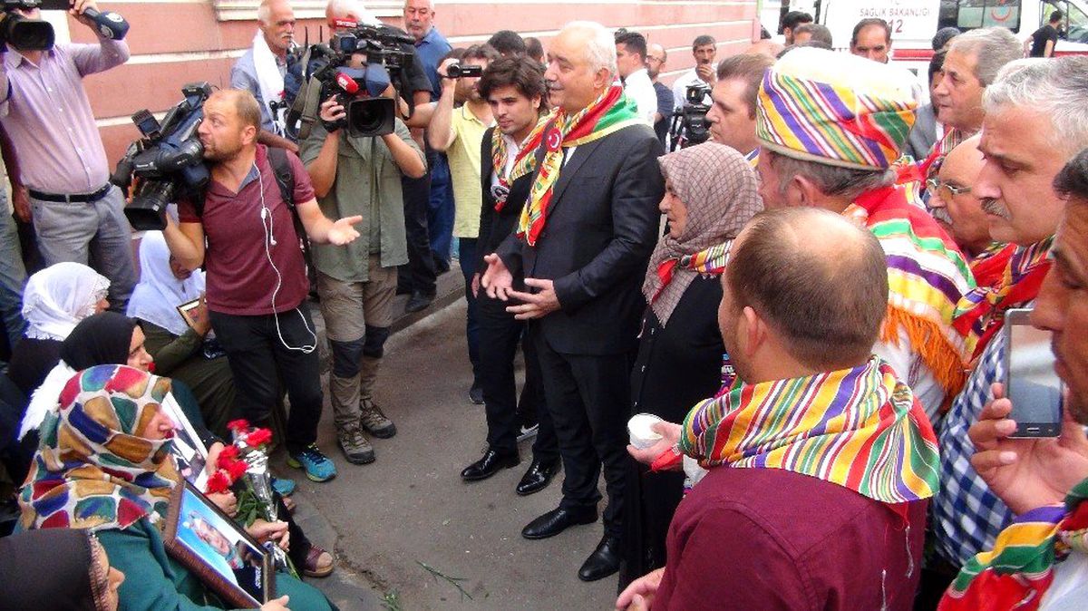 Diyarbakır\'da HDP il binası önünde oturma eylemi yapan ailelere destek ziyaretleri sürüyor