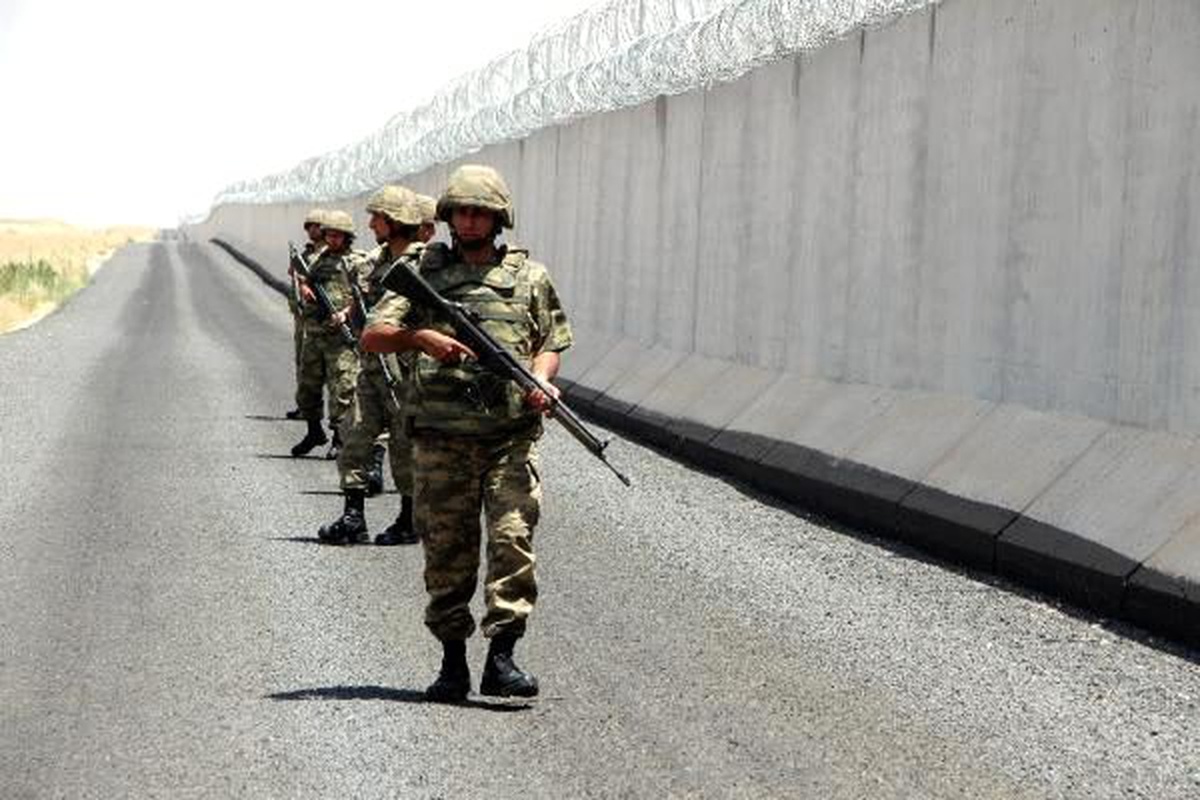 Duvarın ardından sınırdaki mevziler de beton bloklarla güçlendiriliyor
