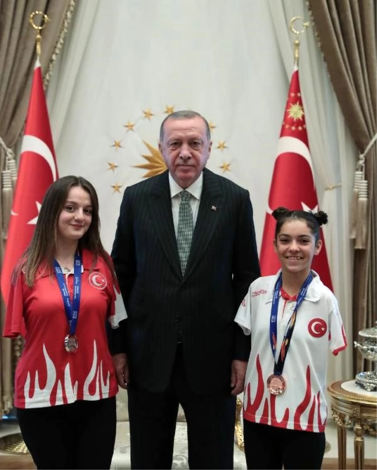 Erdoğan, milli sporcular sümeyye ve sevilay\'ı kabul etti