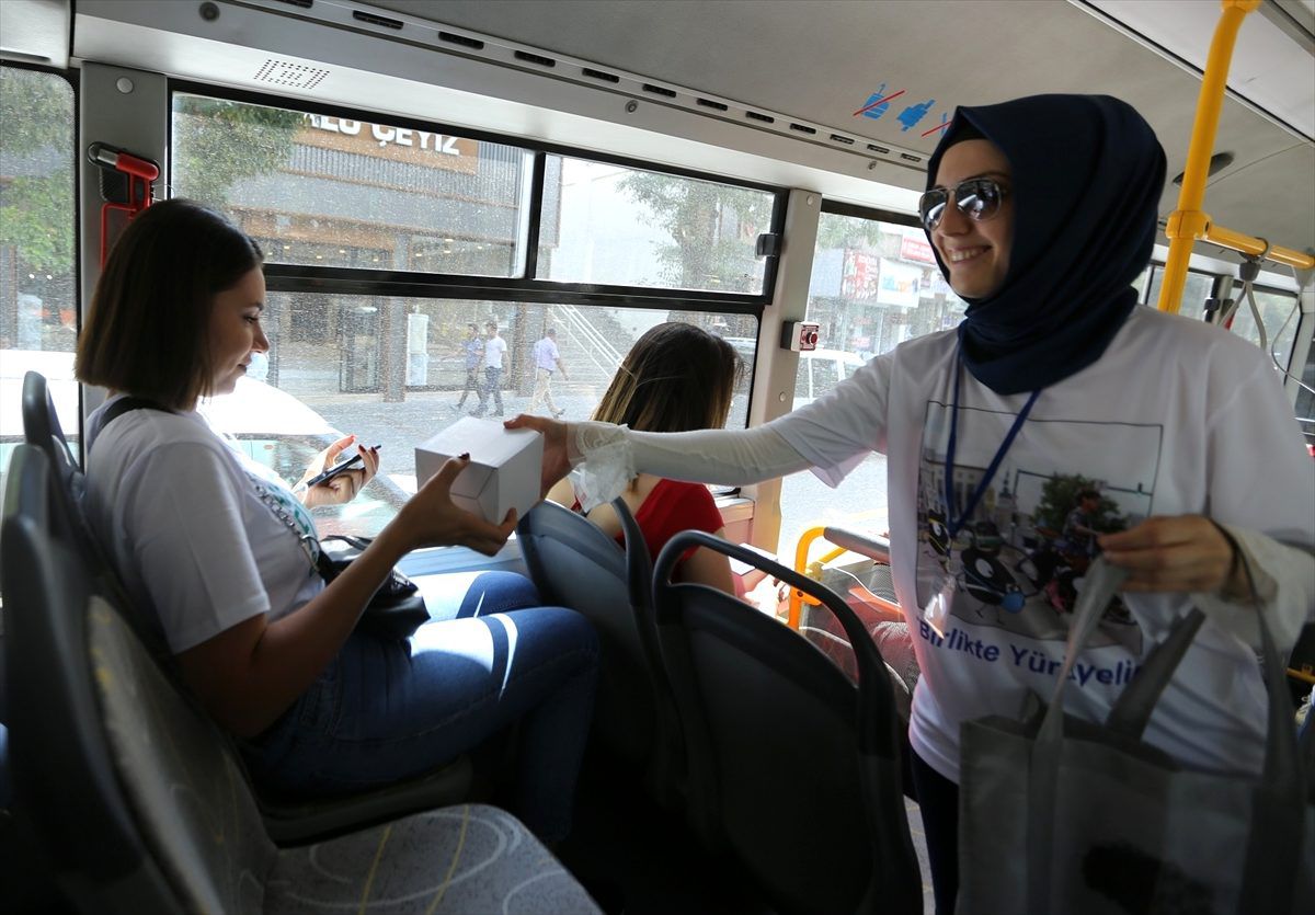 Gaziantep\'te toplu taşıma kullanan vatandaşlara hediye