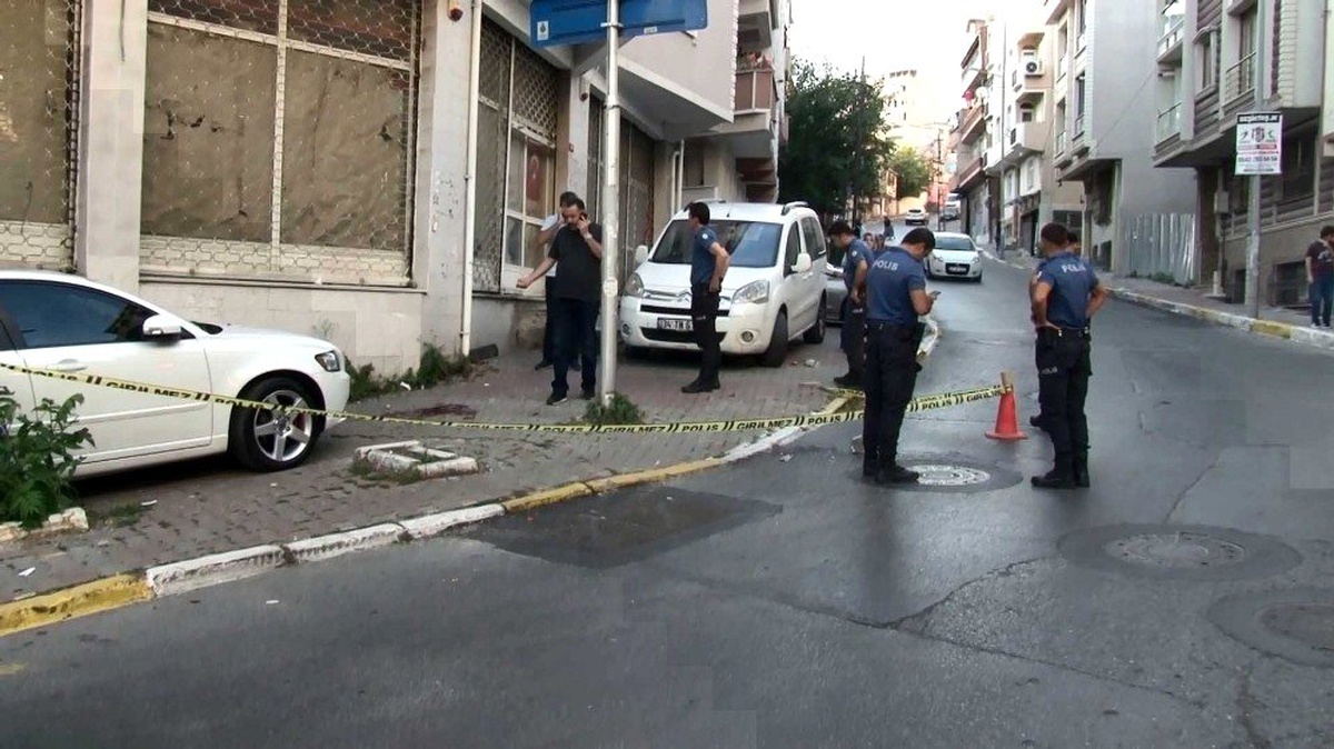 Gaziosmanpaşa\'da motosikletli ve silahlı 2 saldırgan dehşet saçtı