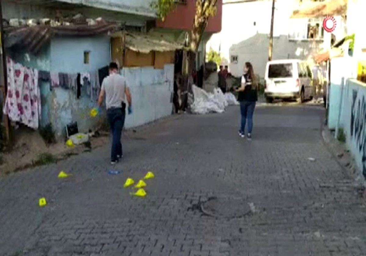 Gaziosmanpaşa\'da motosikletli ve silahlı 2 saldırgan dehşet saçtı