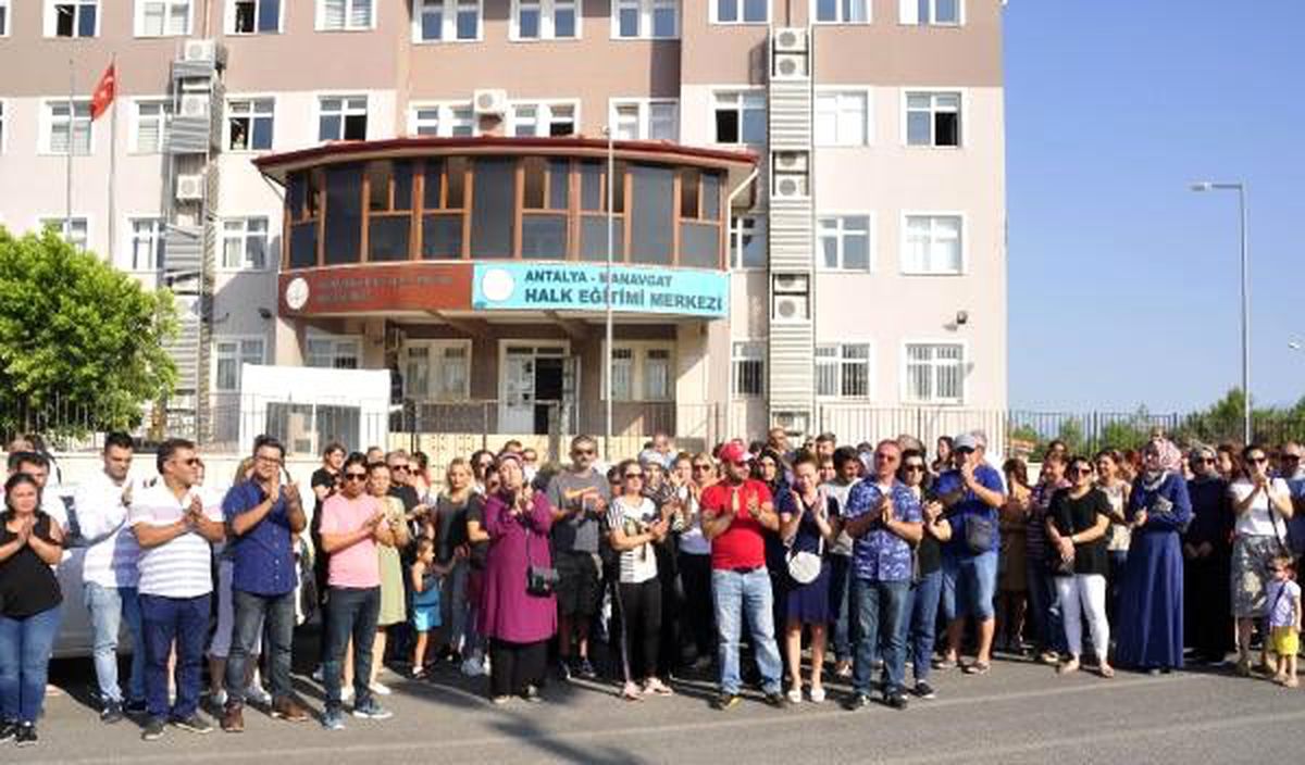 Görevden alınan okul müdürü için veliler kaymakamlığa yürüdü
