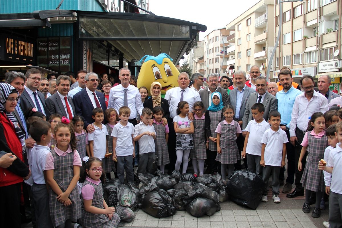 İnegöl\'de protokol üyeleri ve vatandaşlardan çevre temizliği