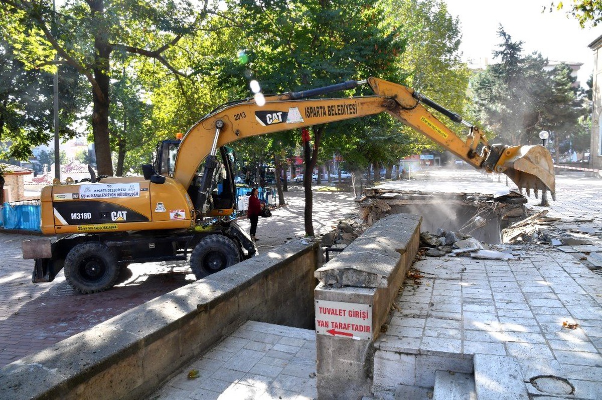 Isparta Belediyesi, yenilemek üzere eski cami tuvaletini yıktı