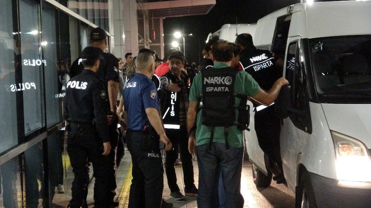 Isparta\'da 13 adrese eş zamanlı \'Zehir taciri\' baskını: 17 gözaltı