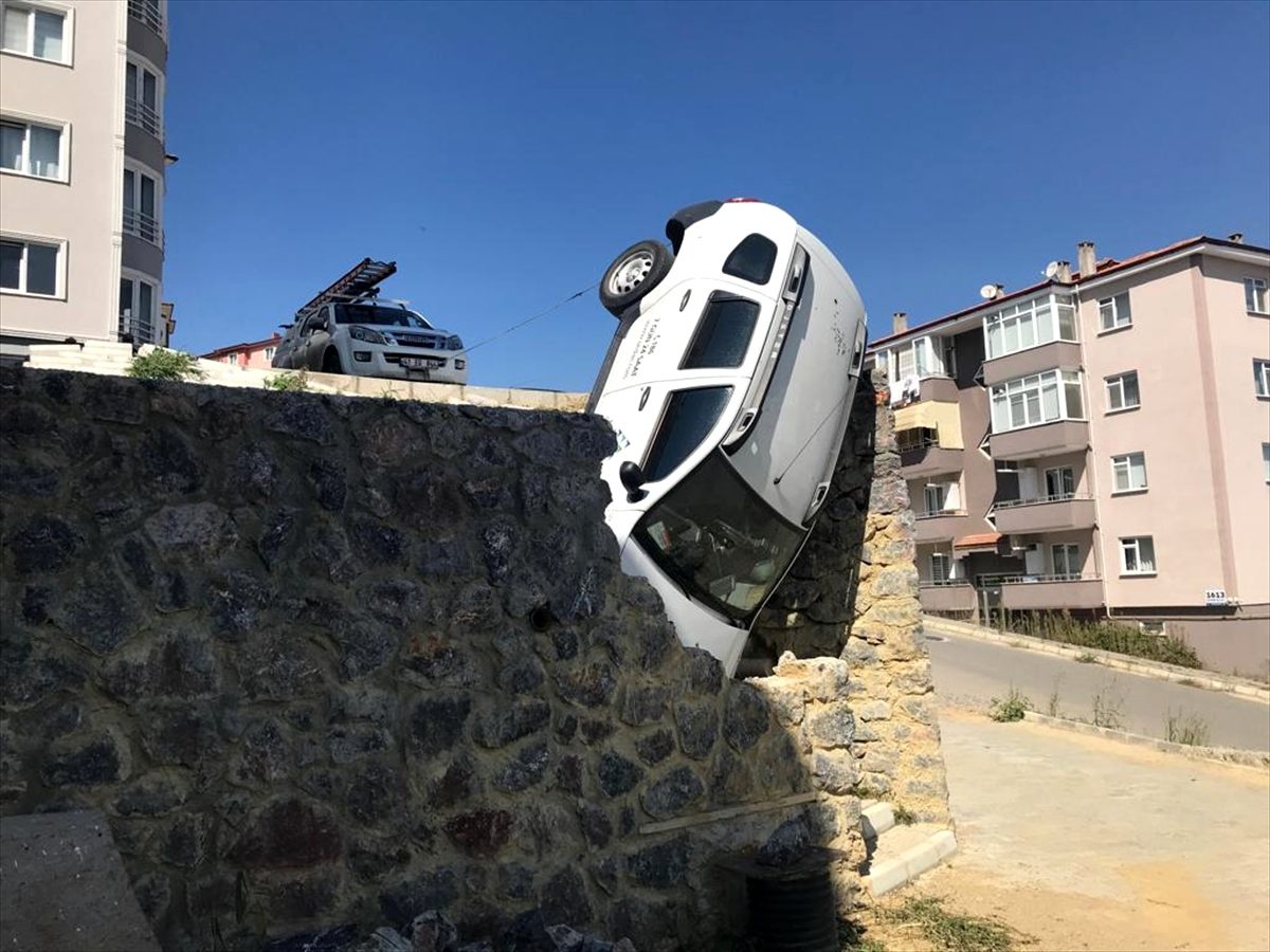 İstinat duvarından düşen cipin sürücüsü yaralandı
