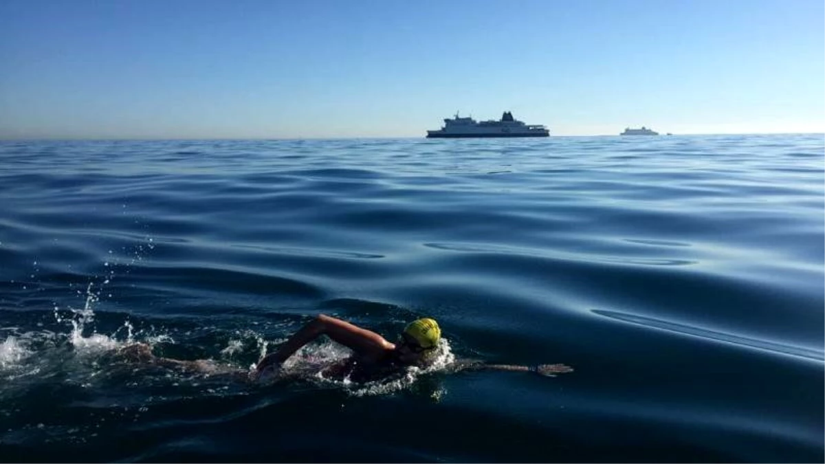 Kanser hastası kadından bir ilk: Manş Denizi\'ni hiç durmadan dört kez yüzerek geçti