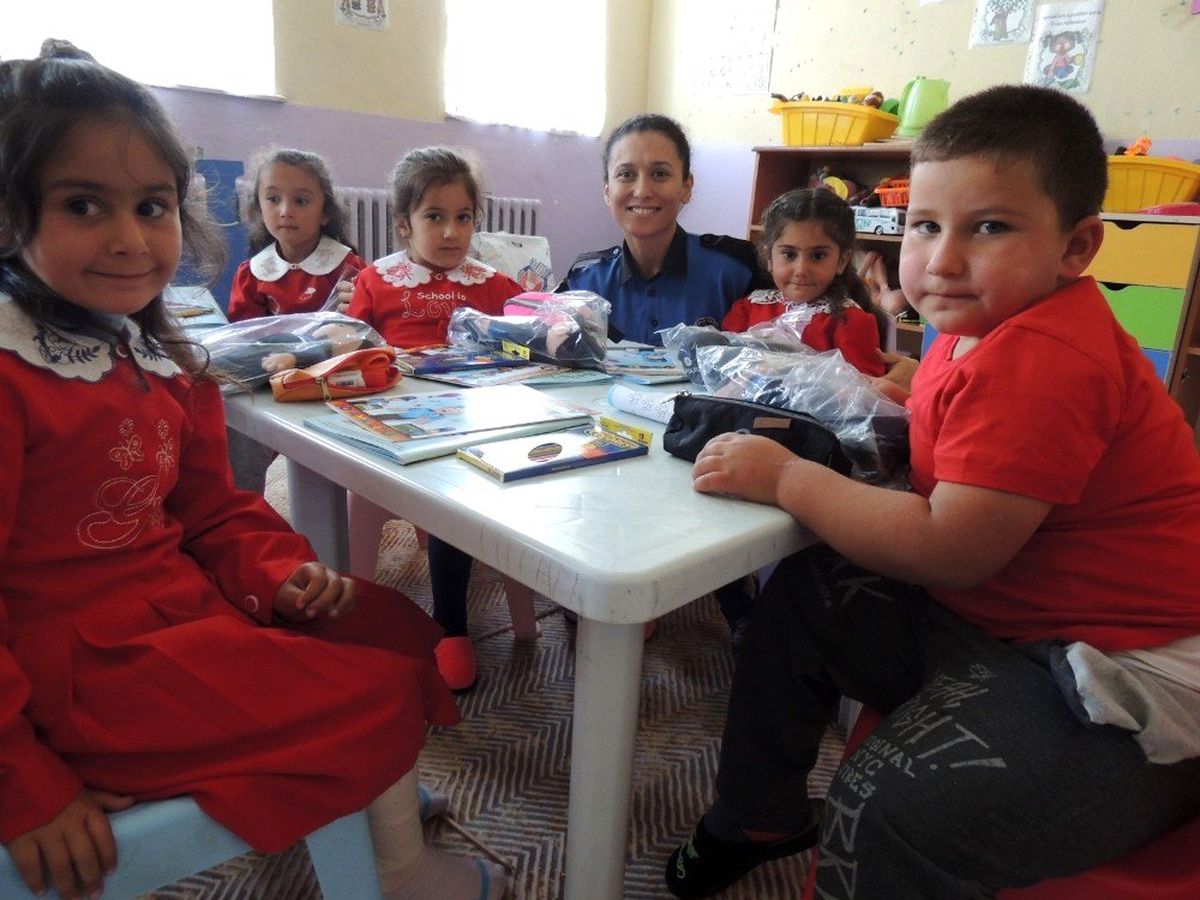 Kars\'ta TDP\'den öğrencilere boyama kitabı