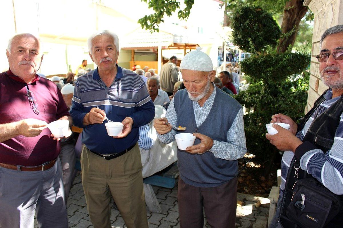 Kemer, Elmalı ve İbradı\'da vatandaşlara aşure ikram edildi