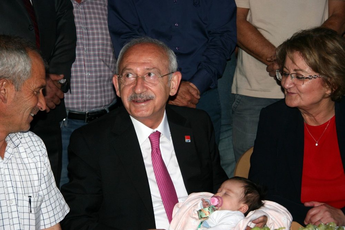 Kılıçdaroğlu Denizli\'de depremzedeleri ziyaret etti