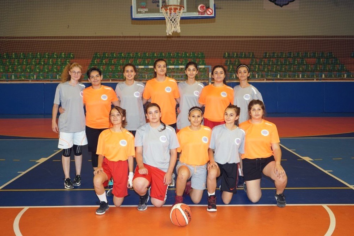 Mahalleler arası gençler basketbol ve futbol turnuvaları başladı