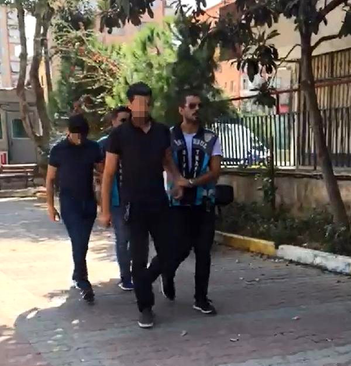 Makas atarken kazaya neden olan iki sürücü yakalandı
