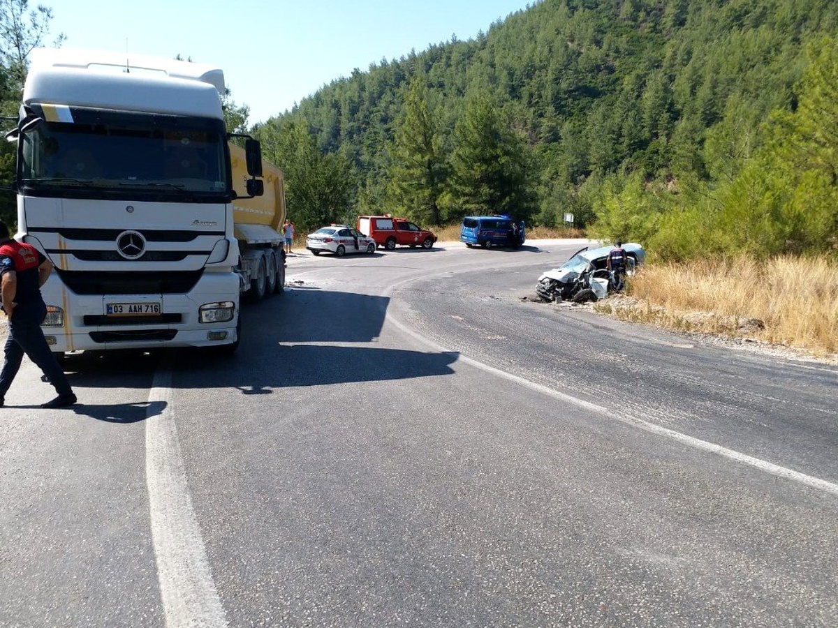 Milas\'ta tır ile otomobil çarpıştı; 1 yaralı