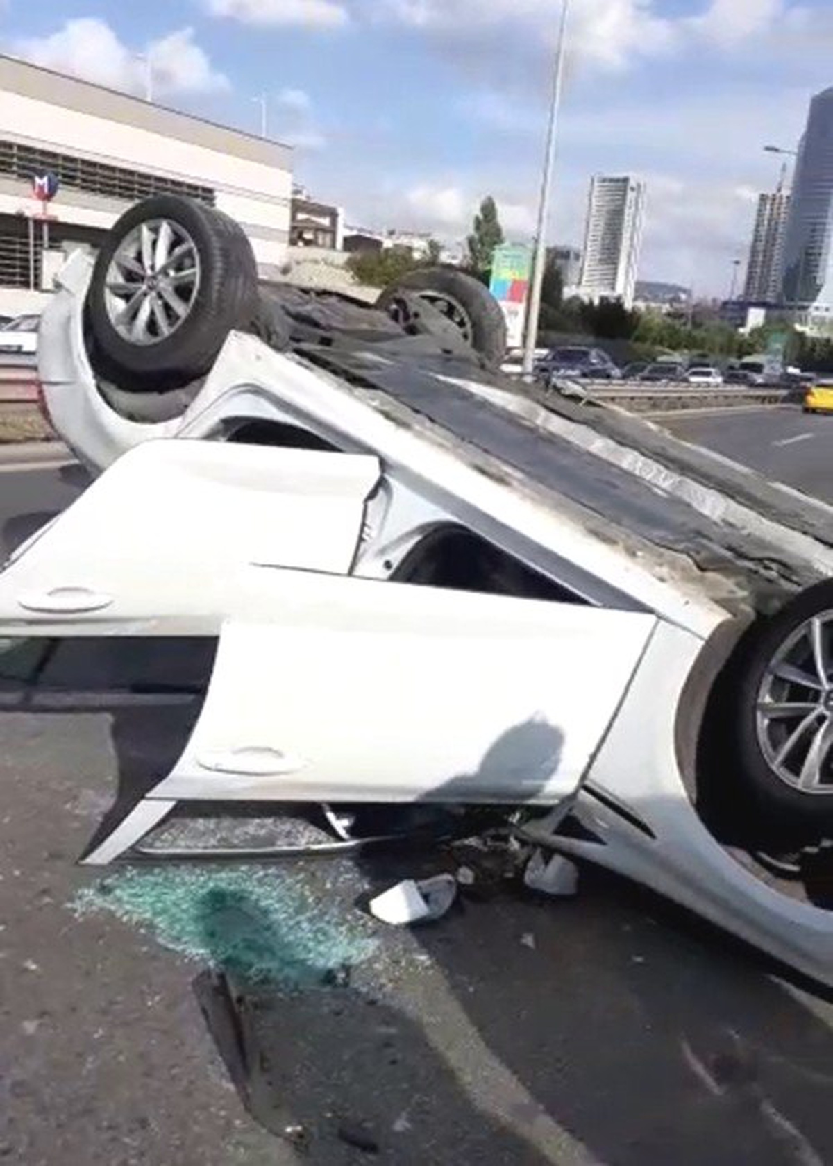 (Özel) Maltepe\'de feci kaza: Biri çocuk 3 yaralı