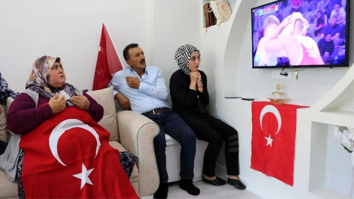 Rıza Kayaalp\'in 4. Dünya Şampiyonluğu ailesini sevince boğdu