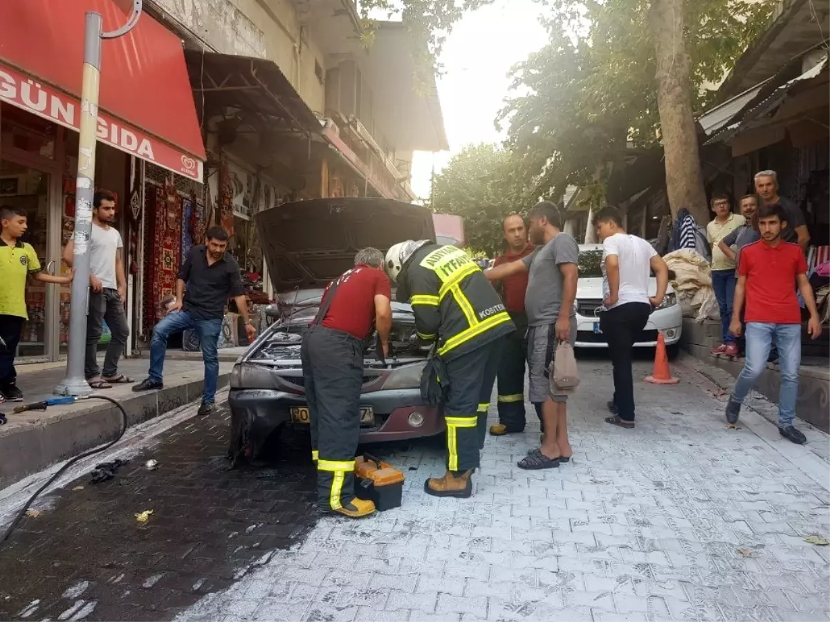 Seyir halindeki otomobil alev aldı