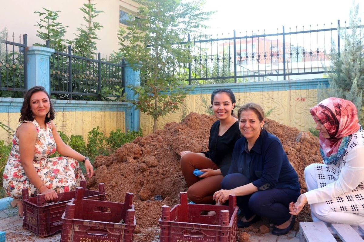 Siirt\'te öğretmenler atık malzemelerle okulun çehresini değiştirdi