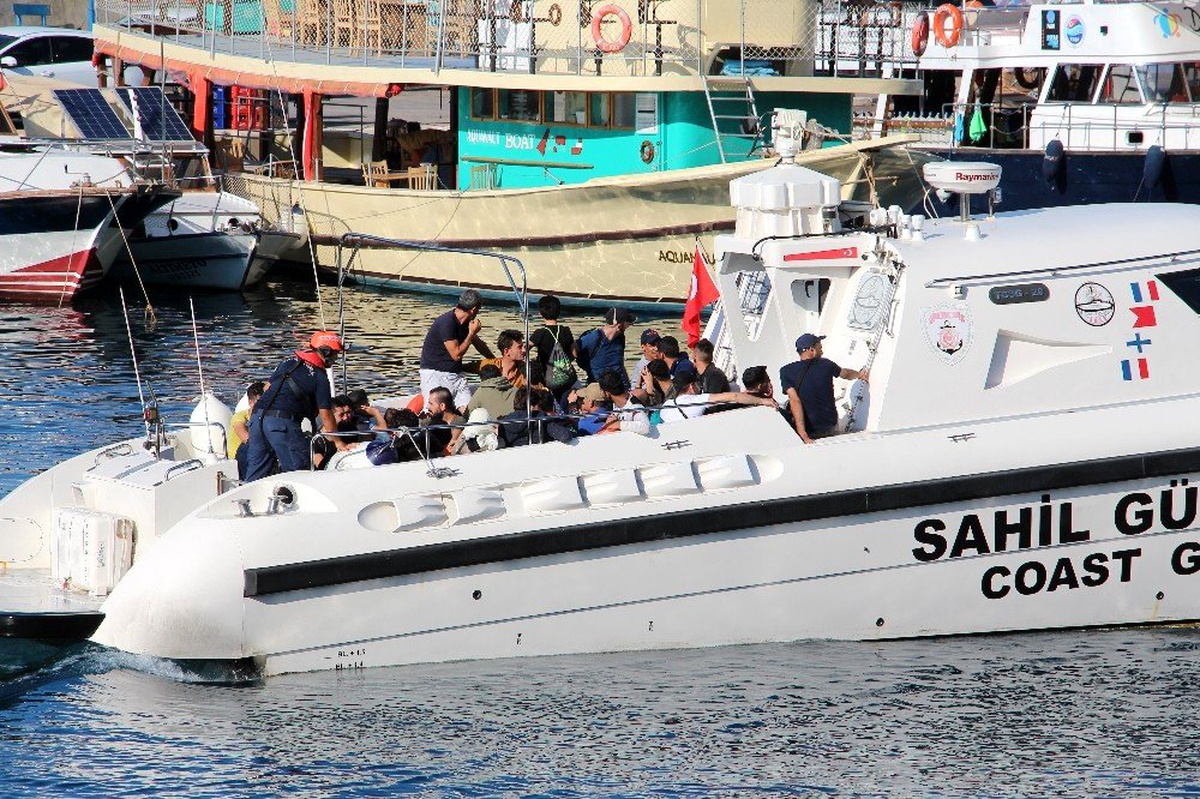 Şişme botla ölüm yolculuğuna çıkan göçmenler Sahil Güvenlik tarafından kurtarıldı