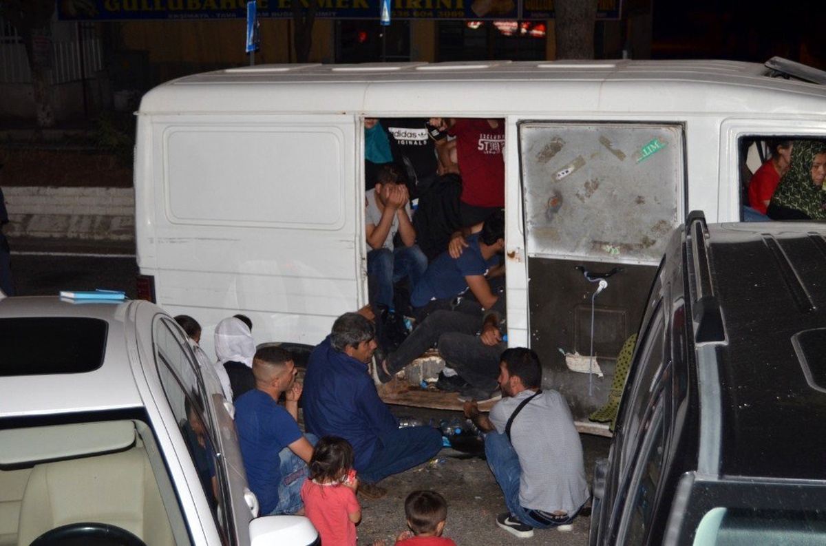 Söke\'de \'Dur\' İhtarına Uymayan Minibüsten Göçmenler Çıktı