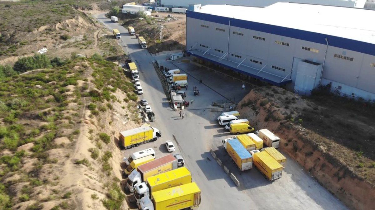 Şüpheli toz paniği yaşanan posta dağıtım merkezi havadan görüntülendi